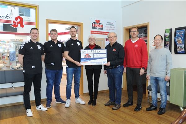 An der Spendenübergabe nahmen teil (v. l.): Luca Zuther, Axel Lengert, Carsten Redenius, Christa Lindenberg, Horst Morgenstern, Michael Dirksen-Müller und Van Qui Vo. Foto: Hinrich Saathoff