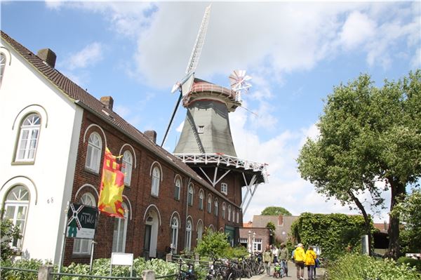 Mühlen im Norderland öffnen ihre Tore An der Westgaster Mühle treten die „Schlagersterne“ auf. Foto: Johannes Müller