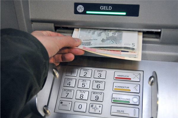 An Geldautomaten hob der 31-Jährige mit gestohlenen Bankkarten Geld ab.