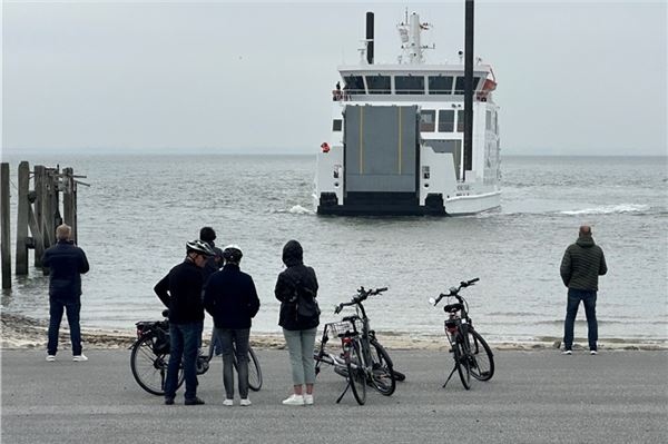 An und von Bord geht es über eine Rampe - so wie hier auf Norderney.