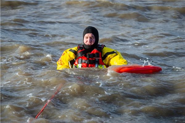 Hunderte im eiskalten Wasser - hier sind die schönsten Bilder vom Anbaden in Norddeich