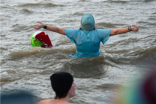 Hunderte im eiskalten Wasser - hier sind die schönsten Bilder vom Anbaden in Norddeich