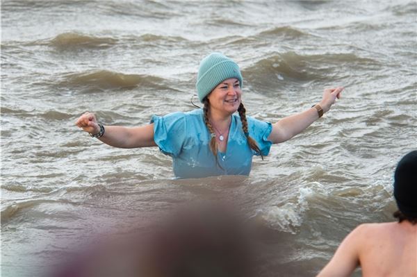 Hunderte im eiskalten Wasser - hier sind die schönsten Bilder vom Anbaden in Norddeich