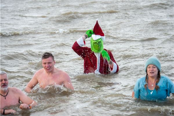 Hunderte im eiskalten Wasser - hier sind die schönsten Bilder vom Anbaden in Norddeich