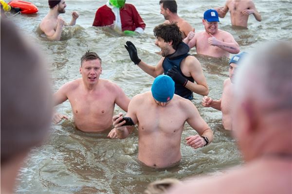 Hunderte im eiskalten Wasser - hier sind die schönsten Bilder vom Anbaden in Norddeich