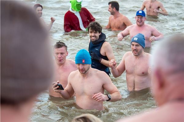 Hunderte im eiskalten Wasser - hier sind die schönsten Bilder vom Anbaden in Norddeich