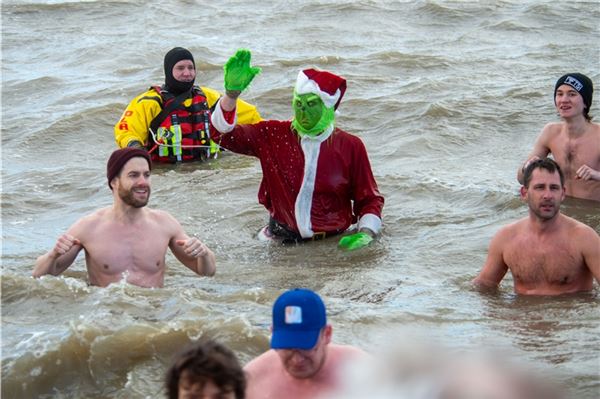 Hunderte im eiskalten Wasser - hier sind die schönsten Bilder vom Anbaden in Norddeich