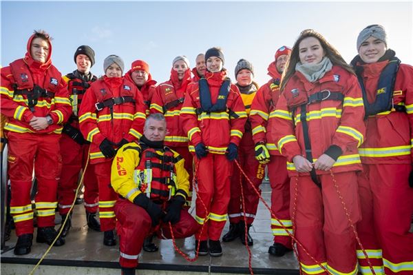 Hunderte im eiskalten Wasser - hier sind die schönsten Bilder vom Anbaden in Norddeich