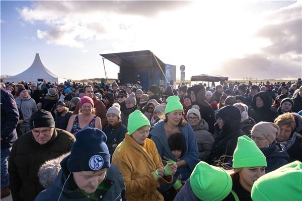 Hunderte im eiskalten Wasser - hier sind die schönsten Bilder vom Anbaden in Norddeich