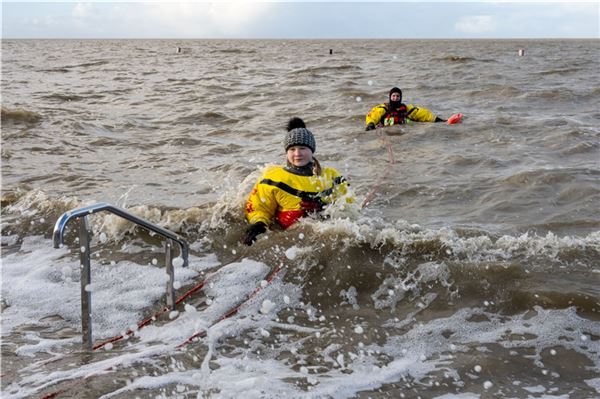 Hunderte im eiskalten Wasser - hier sind die schönsten Bilder vom Anbaden in Norddeich