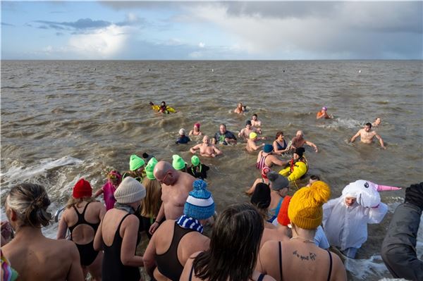 Hunderte im eiskalten Wasser - hier sind die schönsten Bilder vom Anbaden in Norddeich