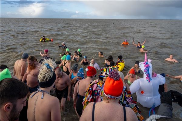 Hunderte im eiskalten Wasser - hier sind die schönsten Bilder vom Anbaden in Norddeich