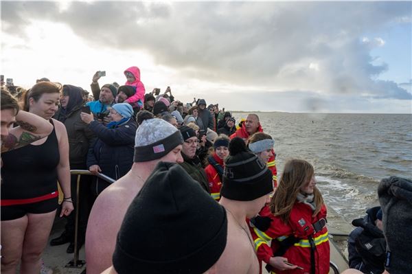 Hunderte im eiskalten Wasser - hier sind die schönsten Bilder vom Anbaden in Norddeich