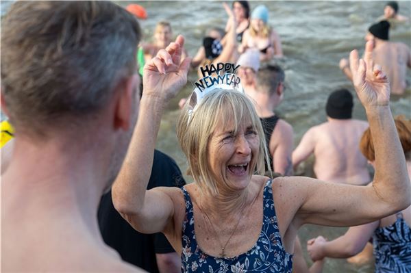 Hunderte im eiskalten Wasser - hier sind die schönsten Bilder vom Anbaden in Norddeich