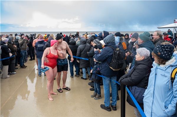 Hunderte im eiskalten Wasser - hier sind die schönsten Bilder vom Anbaden in Norddeich