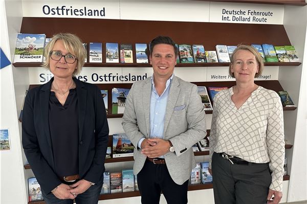 Andrea Sope, Jelto Müller und Imke Wemken (von links nach rechts) führen die Ostfriesland-Touristiker.