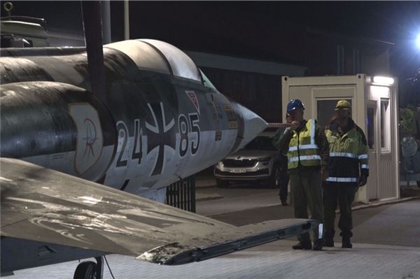 Historische Bundeswehr-Jets auf der Straße: Sabre und Starfighter ziehen um Flugzeug