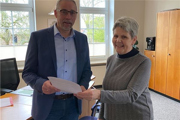 Angela Harm-Rehrmann übergab gestern eine Resolution an Bürgermeister Uwe Trännapp. Foto: Marina Folkerts
