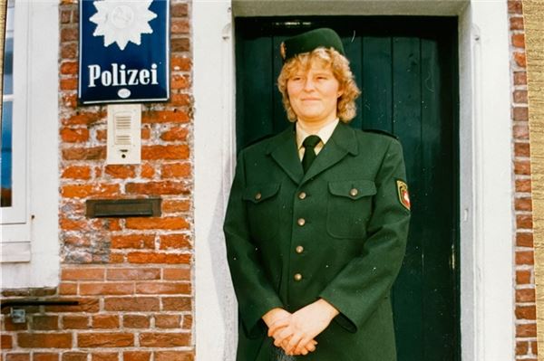 Angelika Pieper (damals noch Harms) hat es geschafft: Sie ist die erste Frau bei der Norder Schutzpolizei.
