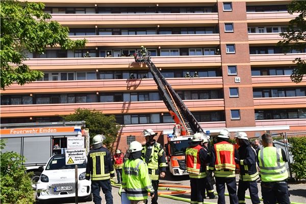 Angriff der Feuerwehr mit Rettungsleiter und Atemschutztrupp. 