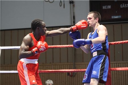 Angriffslustig. Ousman Diallo (links) vertritt die Norder Farben im Männer-Halbweltergewicht (bis 63,5 kg). Das schlagstarke BCN-Talent ist am Sonntag im Einsatz. Foto: Johannes Müller