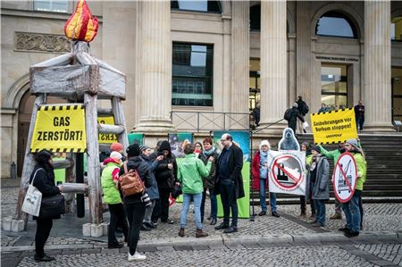 Anike Peters von Greenpeace im Gespräch mit Umweltminister Christian Meyer. Mit dabei: Ein aufblasbarer Förderturm.