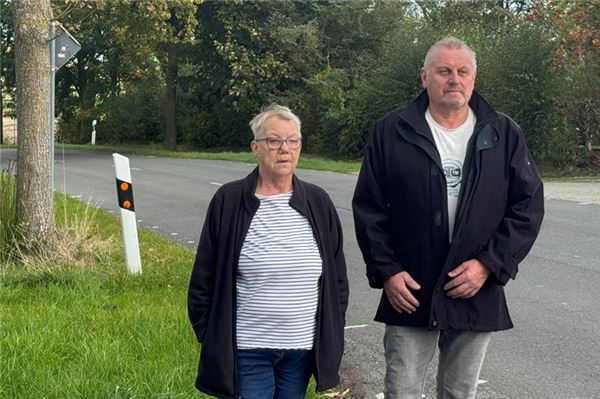 Anke Alfert (l.) und Ortsvorsteher Heinz Krause an der Gefahrenstelle.