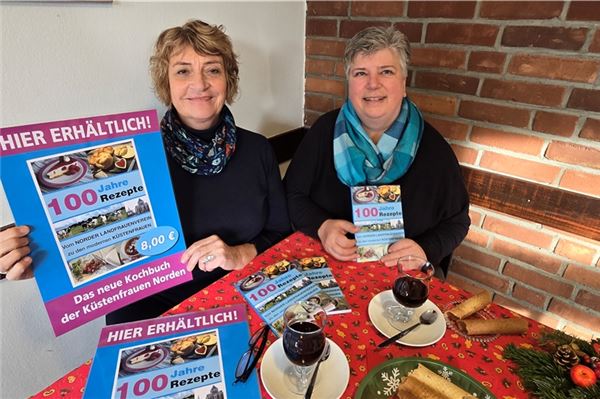 Anneliese Itzen (v. l., 1. Vorsitzende der Küstenfrauen) und Antje Hattermann (erweiterter Vorstand) haben gemeinsam an dem Kochbuch gearbeitet. Foto: Silvia Cornelius