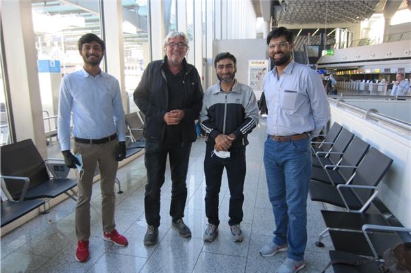 Ans Herz gewachsen: Im Stützpunkt Suhl trainierte Thomas Themsfeldt Anfang des Jahres das pakistanische Trio, das er am Frankfurter Flughafen vor dem Rückflug verabschiedete. 2021 gibt es in Pakistan voraussichtlich ein Wiedersehen.