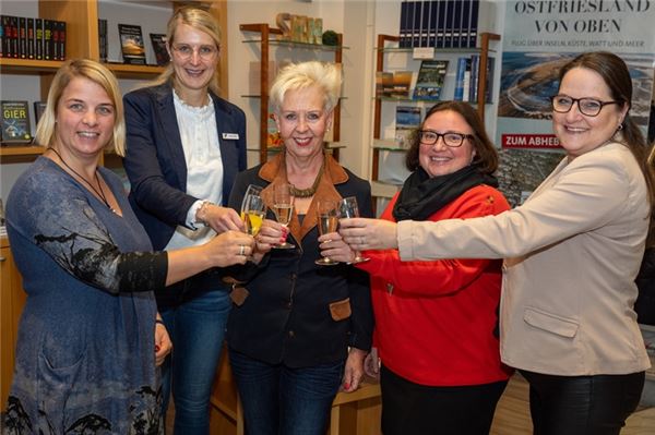 Anstoßen auf das Jubiläum: Verlegerin Charlotte Basse, Ulrike Striek , Verlagsleiterin Gabriele Basse, Sabrina Hamphoff und Monja Gierth.