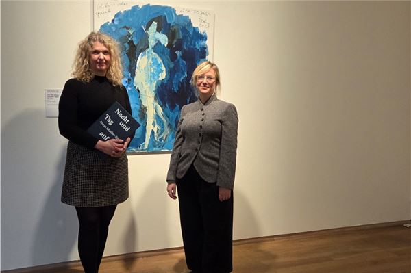 Antje Britt Mählmann (l.) und Kristin Schrader zeigen das Gaukler-Bild.