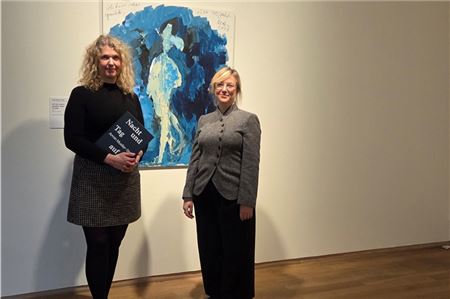 Antje Britt Mählmann (l.) und Kristin Schrader zeigen das Gaukler-Bild.