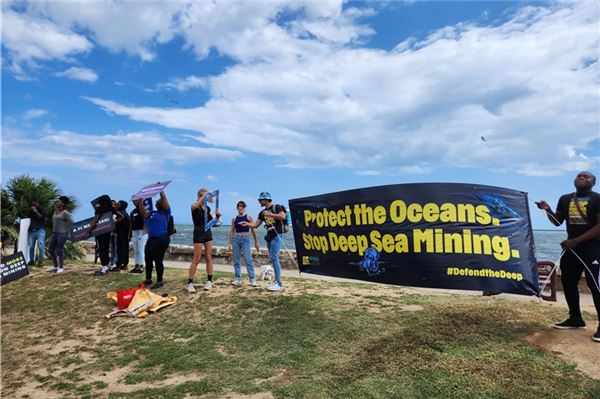 Greenpeace klebt sich in der Nordsee fest - Protest gegen Gasförderung