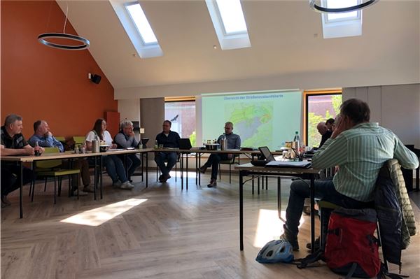 Arno Klaassen (2. v. r.) stellte die Ergebnisse der Straßenanalyse vor. Jochen Behrends (rechts) und die Ausschussmitglieder erhielten keine guten Nachrichten. Foto: Hauke Eilers-Buchta