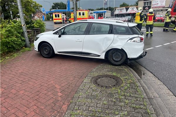 Auch der Pkw war nicht mehr fahrbereit. Fotos: Feuerwehr