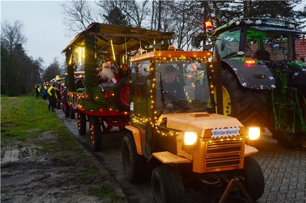 Auch der Weihnachtsmann hat in Berumerfehn auf seine Rentiere verzichtet und ließ sich voneinem kleinen Trecker ziehen. Foto: Hinrich Saathoff