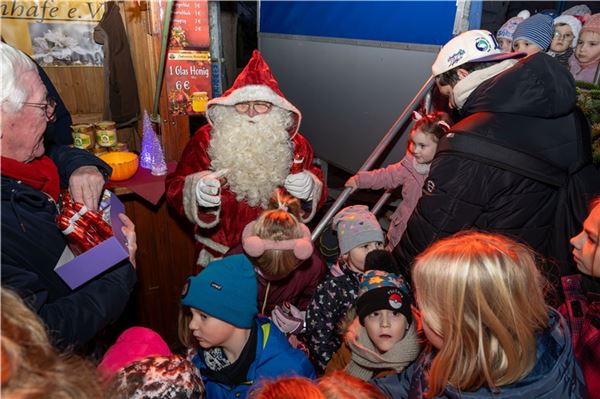 Auch der Weihnachtsmann war zu Besuch und verschenkte mit seinen Helfern Schokoweihnachtsmänner an die vielen Kinder.