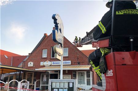 Auch die Drehleiter kam bei dem Brand in dem Norddeicher Fischrestaurant am Sonntag zum Einsatz. 