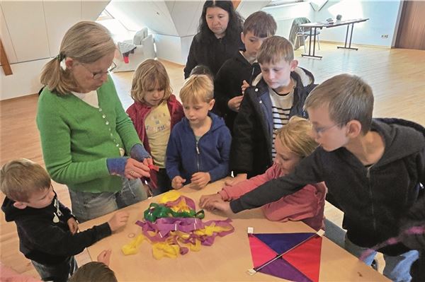 Auch die Farbe der Drachenschwänze für die bunten Himmelsstürmer können die Mädchen und Jungen frei wählen.