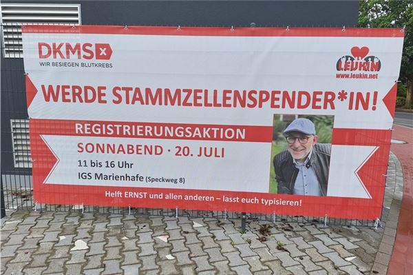 Auch die großen Banner, mit denen für die Typisierungsaktion geworben wird, wurden gespendet. Foto: Eva Requardt-Schohaus