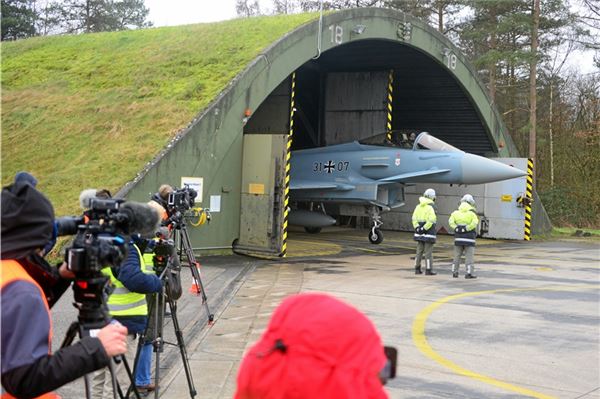 Ab Juli wird es wieder laut: Die Eurofighter kehren zurück nach Wittmund Auch die sogenannten „Shelter“, in denen die Flugzeuge parken, werden und wurden saniert (hier noch die alte Version).