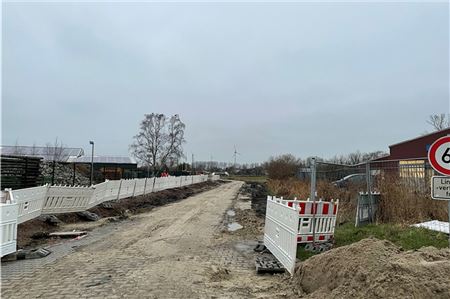 Auch die Zuwegung zum Krummen Weg in Hinte ist derzeit Baustelle. Geplant ist, dass die Straße noch in diesem Jahr wieder freigegeben wird. Foto: Hauke Eilers-Buchta