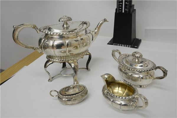 Auch dieses vierteilige Teeservice in 830er Silber wurde im Zuge von polizeilichen Ermittlungen entdeckt.