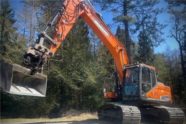 Umzug mit Maschinen, Team und Plänen Auch Forstarbeiten und Wegebau gehören zum Portfolio.