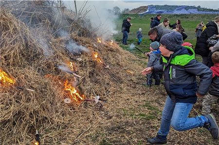 Auch in Großheide entzündeten die Kinder eines der größten Osterfeuer in der Gemeinde. Foto: Merlin Klinke