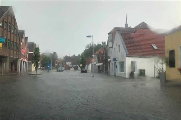 Auch in Hage standen Straßen unter Wasser.