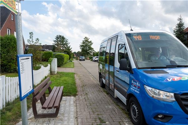 Auch kleine Busse tragen zum Erfolg bei. Hier der Bürgerbus in Hage. Foto: Ute Bruns