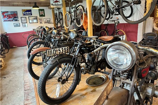 Auch Motorräder haben zwei Räder, weshalb sie einen festen Platz im Museum haben.