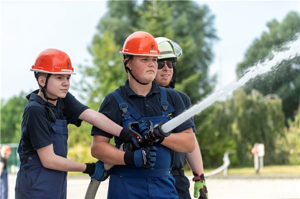 Von der Jugend bis zu
Führungspositionen Auch selbst Hand anlegen dürfen die Mitglieder der Jugendfeuerwehr Norden.