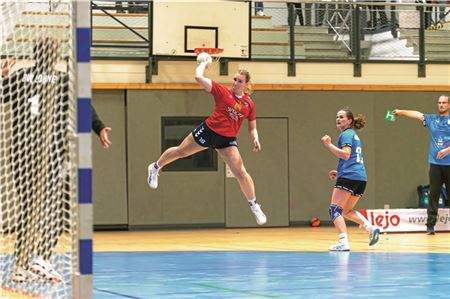 Auf Augenhöhe. Mit dem 21:23 im Heimspiel gegen BW Lohne zeigten die Marienhaferinnen, dass sie in der Landesliga mithalten können. Carolin Eger erzielte vier Tore. Foto: Meret Edzards-Tschinke